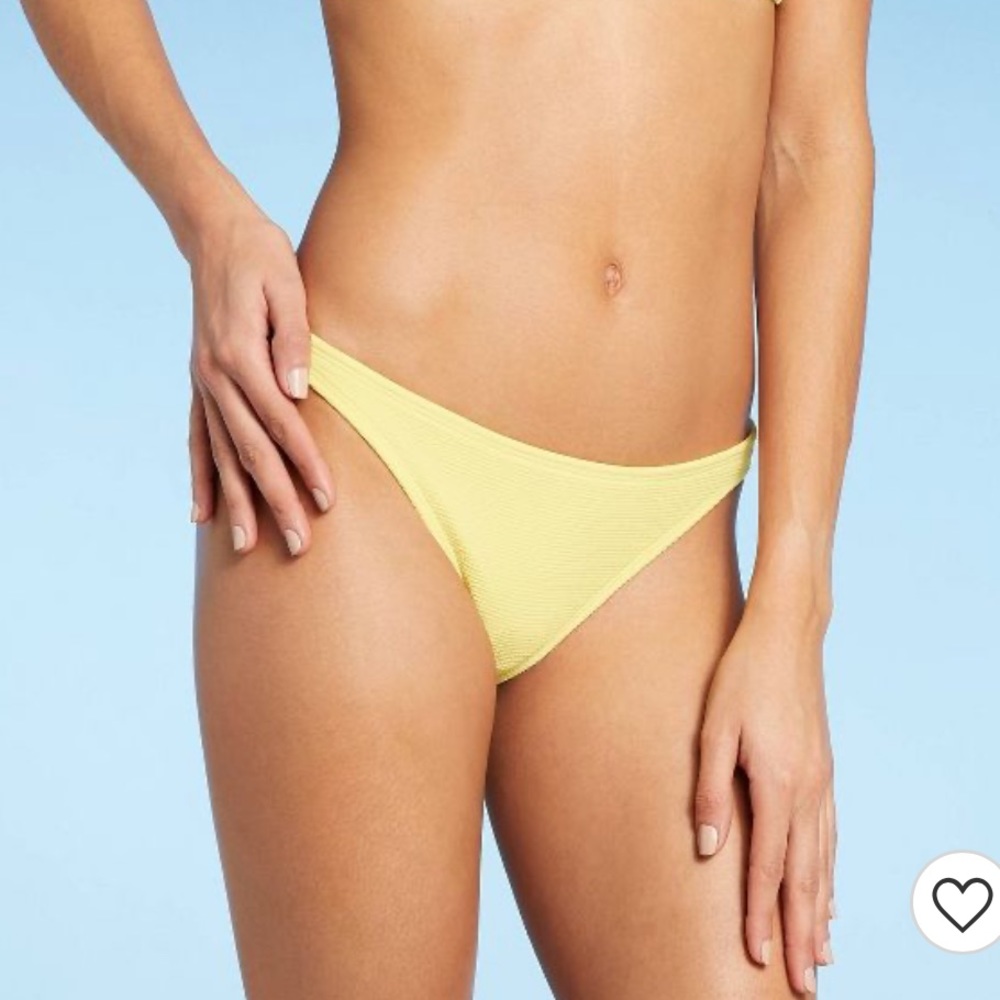 ⚠️ SOLD Cheeky Bikini Bottom in size M